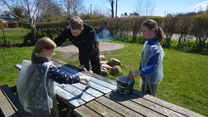 Spejderne giver borde/bænkesæt noget olie